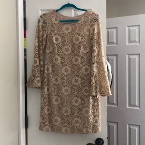 Lace dress with belle sleeves